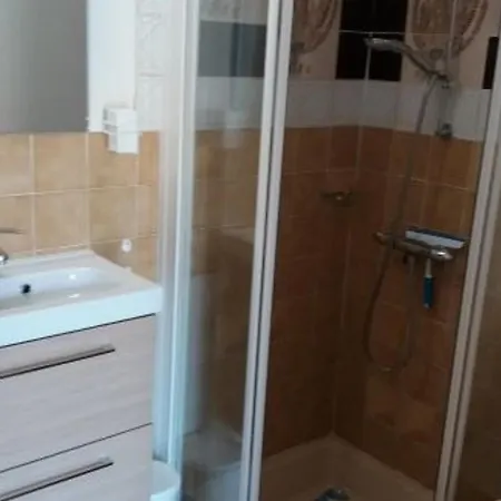 Charmante Maisonnette A 200m De La Avec Jardin Et Parking Prive - Fr-1-476-9 4*